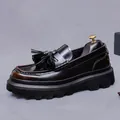 Mocassini da uomo in pelle sfumata marrone scuro con nappe e suola spessa a carrarmato - 37 / Marrone Brunito
