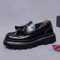 Mocassini da uomo in pelle nera lucida con nappe e suola spessa a carrarmato stile retrò - 37 / Nero