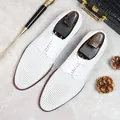 Zapatos derby de cuero blanco transpirable para hombre con perforaciones decorativas y cordones - EU 37