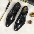 Scarpe Derby in vernice nera lucida con cuciture a U e allacciatura a tre fori per uomo - 37 / Nero