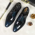 Scarpe Derby da uomo in pelle lucida con un'esclusiva sfumatura nero-bluastra - 37 / Blu