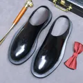 Muli classici da uomo in pelle lucida nera con punta tonda e finitura brillante - 37 / Nero