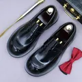 Mocassini da uomo in pelle nera lucida con suola spessa mostrati in un set di lusso - EU 37 / Nero