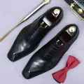 Scarpe stringate da uomo in pelle nera con stampa stemma vintage e punta allungata - EU 37 / Nero