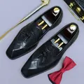 Mocassini classici in pelle nera con trafori brogue e nappe su sfondo viola - EU 37 / Nero