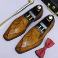 Mocassini da uomo in pelle marrone con nappe e decorazioni brogue traforate - EU 37 / Marrone