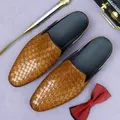Mules de cuero trenzado para hombre en color canela con punta fina y diseño sin talón - EU 37 / Marrón