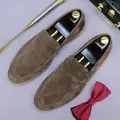 Mocassini da uomo in pelle scamosciata marrone scuro con cuciture classiche eleganti - 37 / Marrone scuro