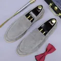 Mocassini da uomo in pelle scamosciata grigio chiaro con cuciture a mano e design slip-on - 37 / Grigio scuro