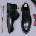 Scarpe Derby classiche in pelle nera da uomo con suola carrarmato e dettagli - EU 37 / Nero