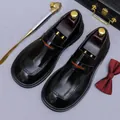 Mocassini da uomo in pelle nera lucida con dettagli brogue e stile business di alta classe - EU 37 / Nero