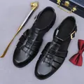 Klassische schwarze Leder-Herrensandalen mit goldener Schnalle auf Steinhintergrund - EU 37 / Schwarz