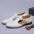 Sandalias de cuero blanco para hombre con puntera trenzada y cierre de hebilla lateral - EU 37 / Blanco