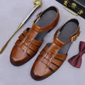 Herren-Sandalen aus braunem Leder mit geschlossener Kappe und goldener Schnalle - EU 37 / Braun