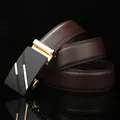 Cintura da uomo in pelle marrone scuro con trama litchi e fibbia automatica nero e oro - 120cm / Nero Oro Marrone