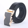 Cintura da uomo in pelle nera martellata con fibbia automatica dorata e design - Nero
