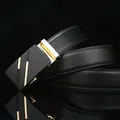 Cintura da uomo in pelle nera con fibbia automatica e strisce dorate su superficie a specchio - 120cm