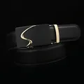 Herren-Ledergürtel mit schwarz-goldener Automatikschließe und elegantem Wellenmuster - 115 / Schwarz