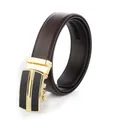 Cinturón de cuero marrón para hombre con hebilla automática dorada en fondo blanco - Hebilla Dorada Marrón