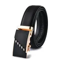 Dettaglio cintura da uomo in pelle nera con fibbia automatica dorata su sfondo bianco - 110cm / Fibbia Oro Nero