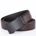 Cintura da uomo in pelle marrone martellata con fibbia automatica nero opaco vista laterale - Piccolo / Marrone