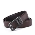 Detalle de cinturón de hombre en cuero marrón oscuro con hebilla de fibra de carbono - Estilo Marrón con Hebilla Gunmetal / Talla 110