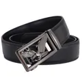 Detail van zwarte leren riem met reliëf adelaar automatische gesp in metaal - 120 / Gunmetal