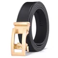 Detail van zwarte lederen riem met gouden geborstelde metalen automatische gesp - Goud / 120cm