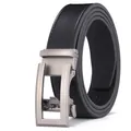 Detailweergave van de zwarte lederen riem met geborstelde zilveren automatische gesp - Zilver / 120cm