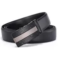 Detalle de cinturón de cuero para hombre con hebilla de nido de abeja negra y tira de metal cepillado - 110cm / 194-95 Patrón Negro