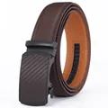 3,5 cm Automatik-Ledergürtel für Herren mit dunkelbraunem Riemen und Carbonfaser-Textur - 120cm / Bestickt Braun