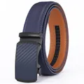 Details des blauen Ledergürtels mit automatischer Schnalle in Carbonfaser-Optik - 120cm / Bestickt Blau