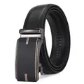 Dettaglio della fibbia automatica nera con greca dorata e trama della pelle della cintura - 110cm / Nero