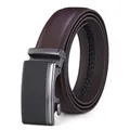 Détail macro de la ceinture en cuir marron foncé avec coutures et boucle en métal gris - Motif 14 Marron (077)