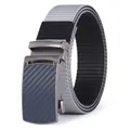 Detail eines taktischen Nylongürtels mit Carbon-Schnalle und zweifarbigem Band - Blaue Schnalle Grauschwarz