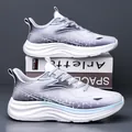 Atmungsaktive Herren-Laufschuhe in Verlaufsweiß und Grau mit dicker Wellensohle - EU 38 / Grau