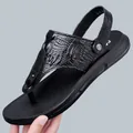 Herren Sandalen aus schwarzem Leder mit Krokodilprägung, Zehentrenner und Metallschnalle - EU 38 / Schwarz