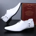 Scarpe eleganti da uomo bianche a punta con fibbia in metallo e dettagli borchie - EU 38 / Bianco Non Imbottito