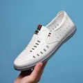 Weiße Herren-Leder-Slipper mit perforiertem Design und rutschfester Gummisohle im Detail - EU 38 / Weiß
