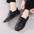Mocassini da uomo in pelle nera traforata con suola in gomma morbida e stile business casual - EU 37 / Nero Intagliato