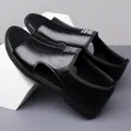 Sandalias de hombre en cuero mate negro con diseño calado y detalles de costura blanca - 38 / Negro (8020)