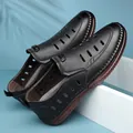 Herren-Leder-Sandalen in Schwarz mit brauner rutschfester Sohle und handgenähten Details - EU 38 / Schwarz