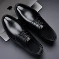 Scarpe derby da uomo in pelle nera lucida in un ambiente professionale da ufficio - EU 38 / Nero Fodera Singola