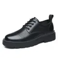 Scarpa Derby nera da uomo con tomaia traforata e suola spessa in gomma antiscivolo - 38 / Traforato (54) / Nero