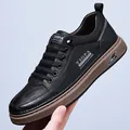 Leichte Herren-Freizeitschuhe aus schwarzem Leder mit flexibler brauner Rutschsohle - EU 38 / Schwarz Einfarbige Schuhe
