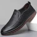 Mocassins classiques en cuir noir pour hommes avec logo métallique décoratif - 38 / Noir