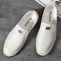 Mocassini da uomo bianchi in pelle martellata con fibbia metallica e design comodo - Bianco