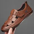 Herren Leder-Sandalen in Dunkelbraun, hohl gewebt mit Klettverschluss und Gummisohle - EU 38 / Braun