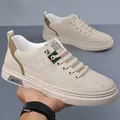 Baskets décontractées beiges pour hommes avec rayures rouge-vert et cuir souple - EU 38 / Beige