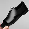 Sandalias romanas de cuero negro para hombre con recortes transpirables y suela blanda - 38 / Negro (8921)